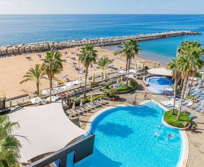 Lieliska atpūta pie smilšu pludmales 4* CALHETA BEACH viesnīcā Madeirā!