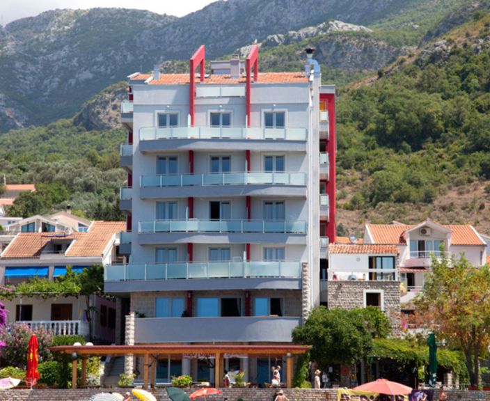 Apartamenti pie pašas jūras 3* APARTMENTS LUX TRI RIBARA Bečiči pie Budvas, Melnkalnē!
