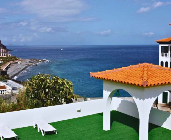 CANICO BAY 4* - viesnīca ar elpu aizraujošiem skatiem uz okeānu un kalniem Madeirā!