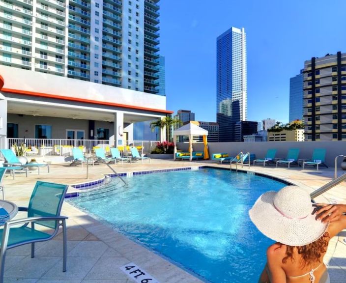 Dodieties aizraujošā piedzīvojumā uz Maiami un izbaudiet atpūtu 2* viesnīcā HAMPTON INN SUITES MIAMI DOWNTOWN!