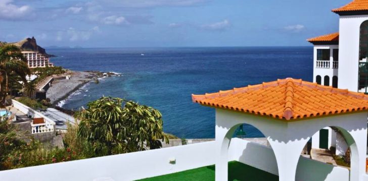 CANICO BAY 4* - viesnīca ar elpu aizraujošiem skatiem uz okeānu un kalniem Madeirā! 1