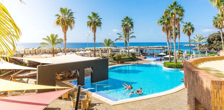 Lieliska atpūta pie smilšu pludmales 4* CALHETA BEACH viesnīcā Madeirā! 2
