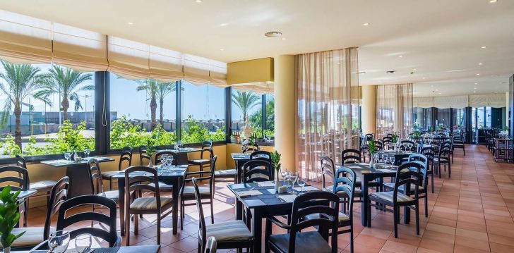 Lieliska atpūta pie smilšu pludmales 4* CALHETA BEACH viesnīcā Madeirā! 4