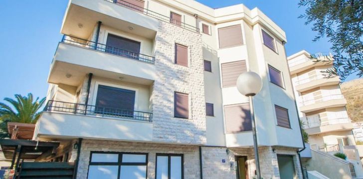 Kvalitatīva atpūta stilīgajā 4-zvaigžņu APARTMENTS AZUR viesnīcā Melnkalnē! 1