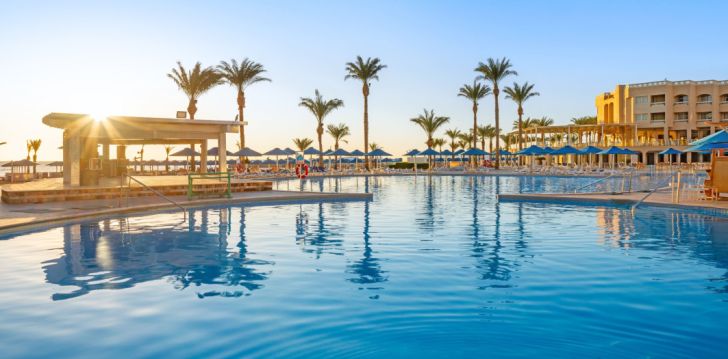 Izbaudiet karsto Ēģiptes sauli 5-zvaigžņu viesnīcā BEACH ALBATROS RESORT, Hurgadā! 1