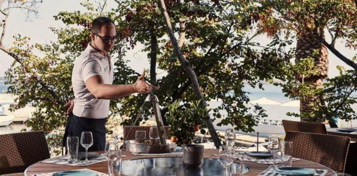 Saulainas brīvdienas Korfu salā, 5* KONTOKALI BAY RESORT & SPA viesnīcā! 39
