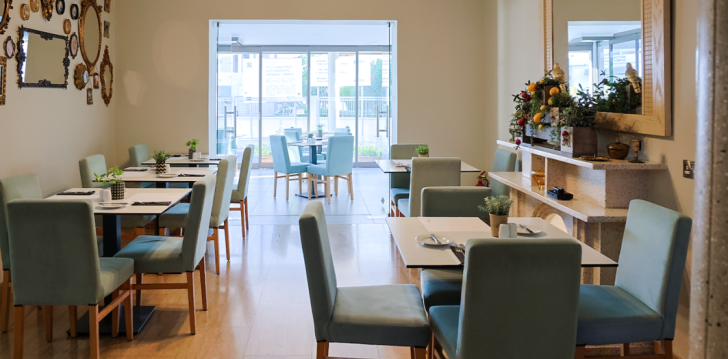 Izbaudi siltu un mierīgu atvaļinājumu Kiprā, 3* viesnīcā MIKES KANARIUM CITY HOTEL! 21
