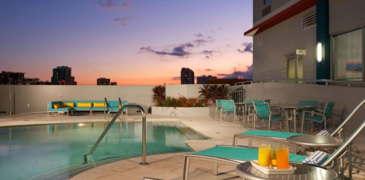 Dodieties aizraujošā piedzīvojumā uz Maiami un izbaudiet atpūtu 2* viesnīcā HAMPTON INN SUITES MIAMI DOWNTOWN! 3