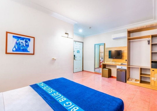 CLUB BIG BLUE SUITE 39