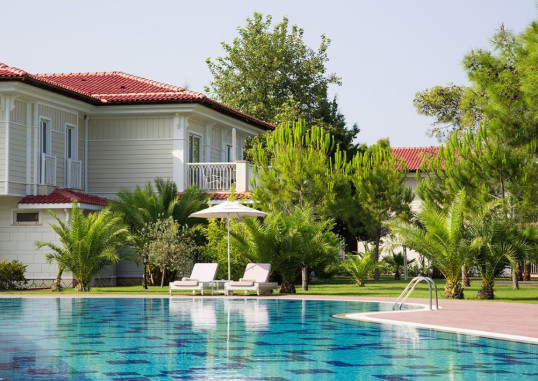 Deluxe Pool Room 5