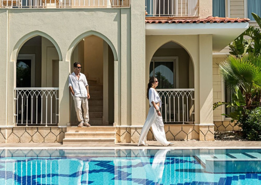 Deluxe Pool Family Room 3