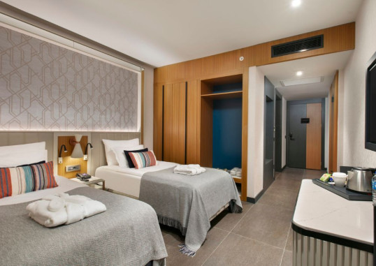 Family Swim-Up Room 2