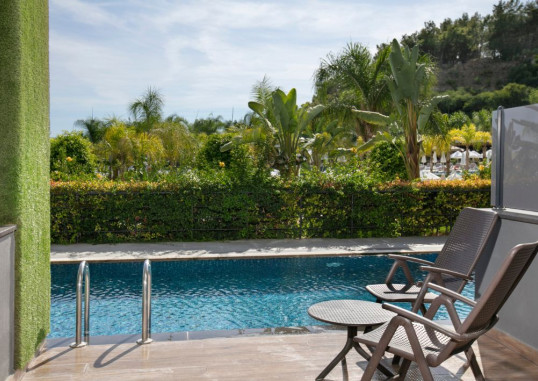 Family Swim-Up Room 7