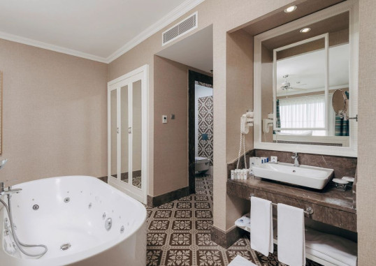 Deluxe Room with Jacuzzi 4