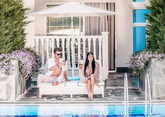 Deluxe Pool Room 4