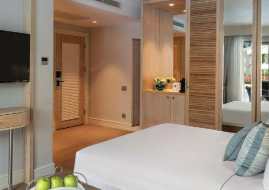 Lake House Suite Swim-Up 3