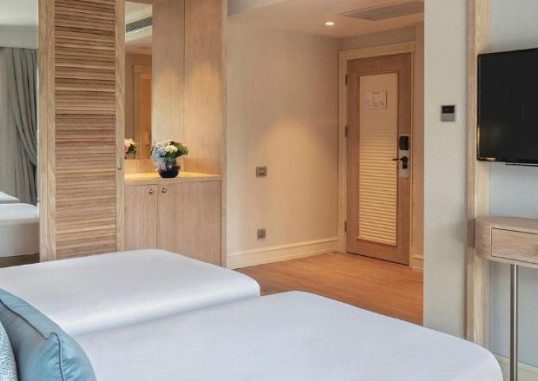 Lake House Suite Swim-Up 4