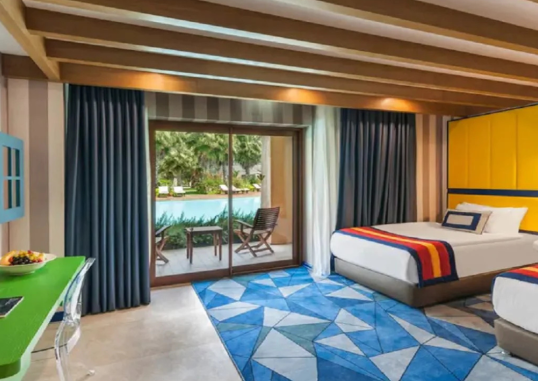 Legendary Pool Suite Swim Up 2