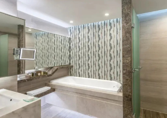 Legendary Pool Suite Swim Up 3