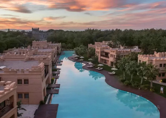 Legendary Pool Suite Swim Up 7