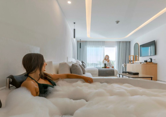 Deluxe Jacuzzi Sea Front 1