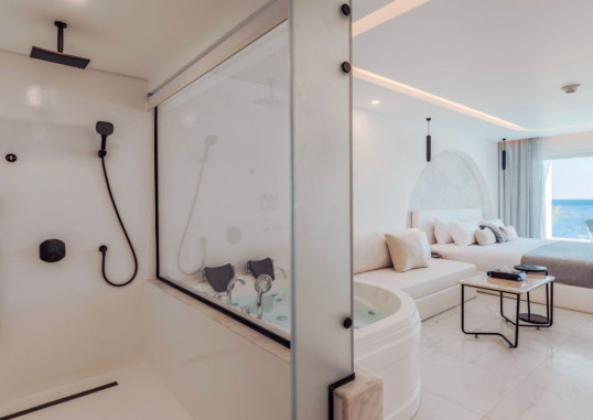 Deluxe Jacuzzi Sea Front 2