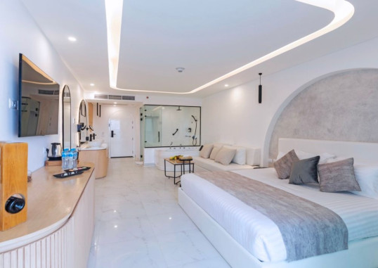 Deluxe Jacuzzi Sea Front 3