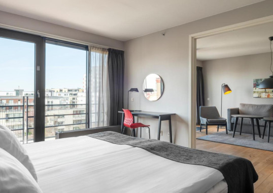 QUALITY HOTEL 11 8