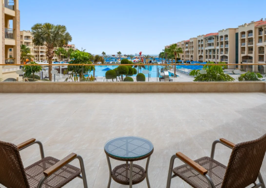 Junior Suite Pool View 2