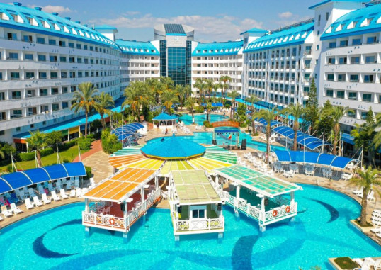 CRYSTAL ADMIRAL RESORT SUITES & SPA 1
