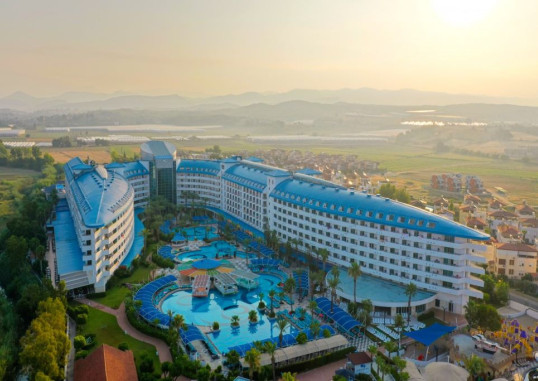 CRYSTAL ADMIRAL RESORT SUITES & SPA 2