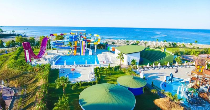 Atvaļinājums brīnišķīgu skatu ieskautā 5-zvaigžņu viesnīcā RAYMAR RESORT & AQUA